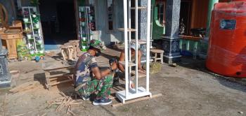 Dari Limbah Kayu, Satgas TMMD 110 Bojonegoro Bikin Rak Bunga